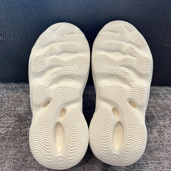adidas gazelle silver green womens adidas Yeezy Foam RNNR Onyx